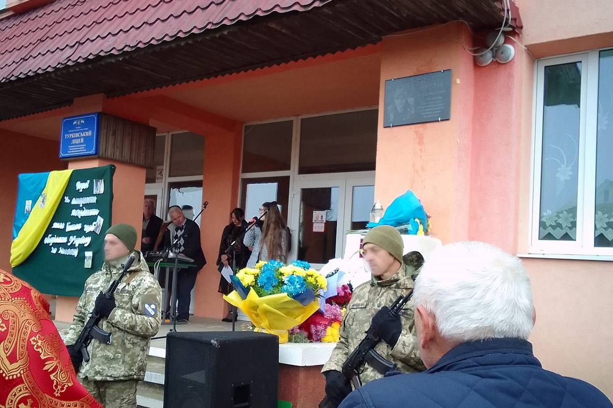 Загиблому захиснику Василю Надураку встановили меморіальну дошку та банер 1