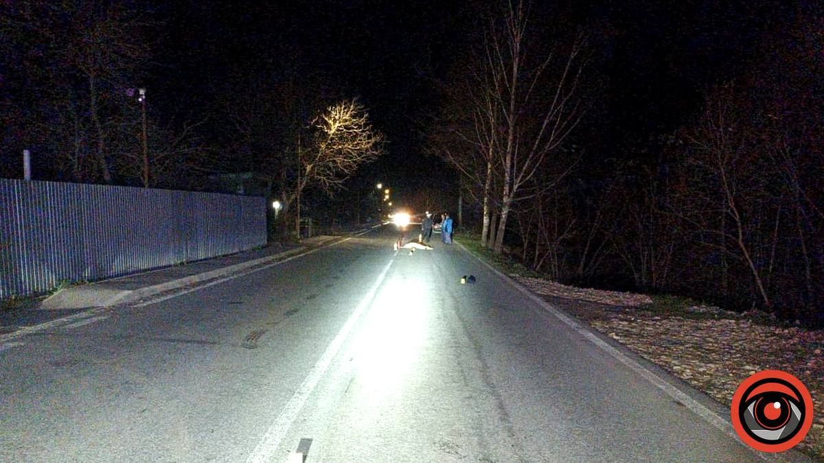 На Верховинщині юнак переїхав чоловіка, який лежав посеред дороги