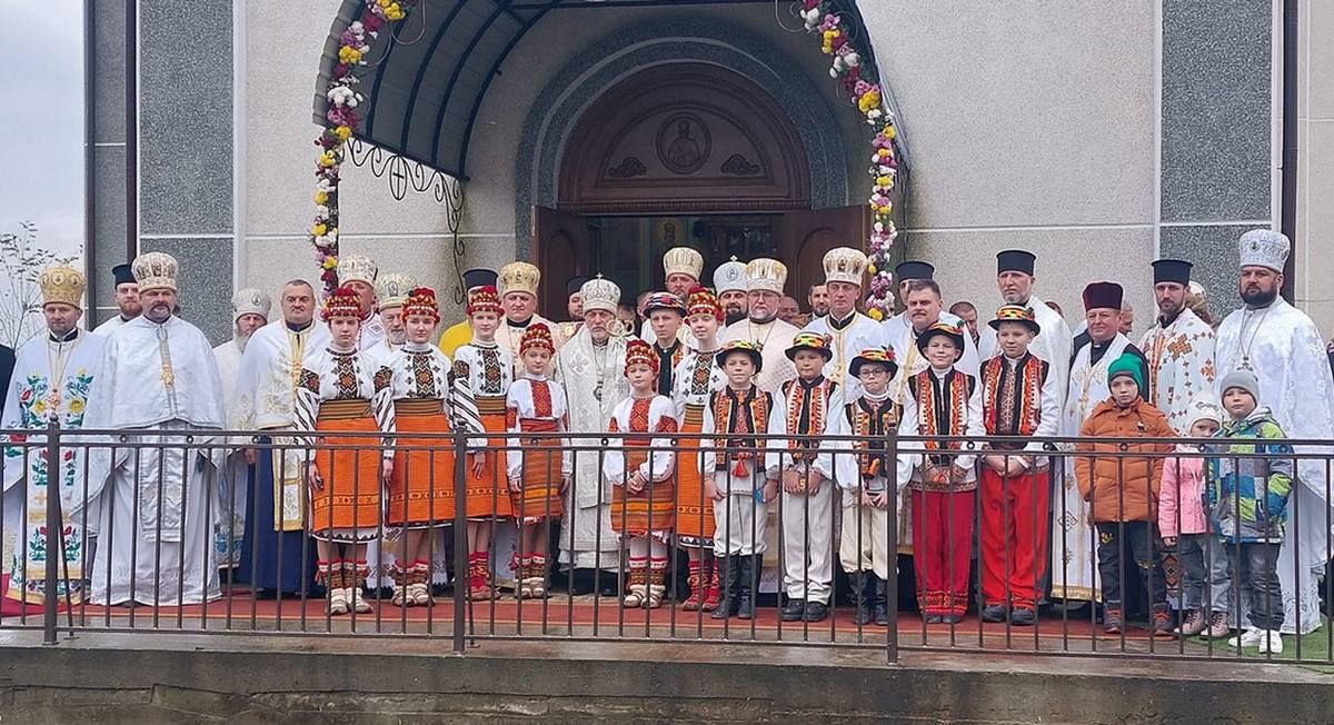 У селі Велика Кам'янка на Коломийщині освятили новий храм 14