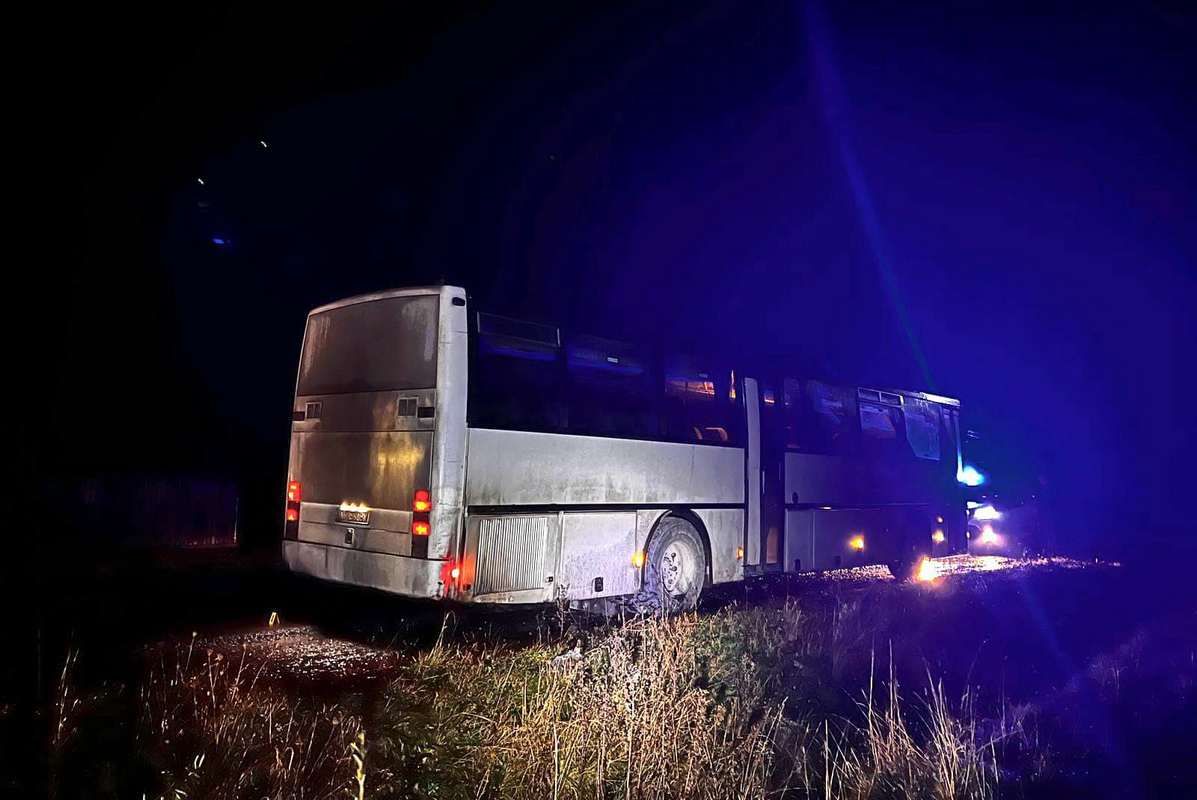 На Надвірнянщині під колеса автобуса потрапили двоє пішоходів: жінка загинула 1