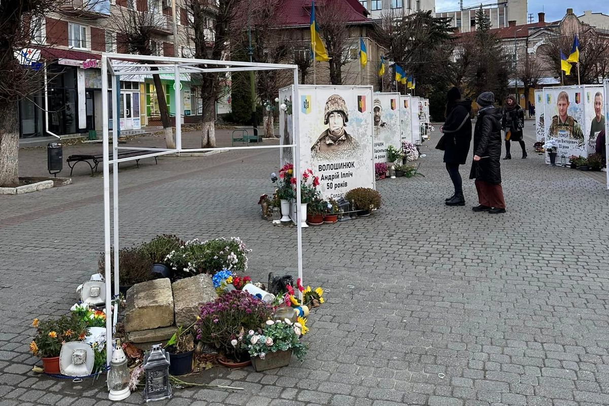 У Надвірній буревій наробив лиха: зірвані банери Героїв та повалені дерева 2