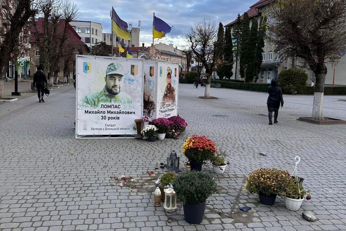 У Надвірній буревій наробив лиха: зірвані банери Героїв та повалені дерева 1