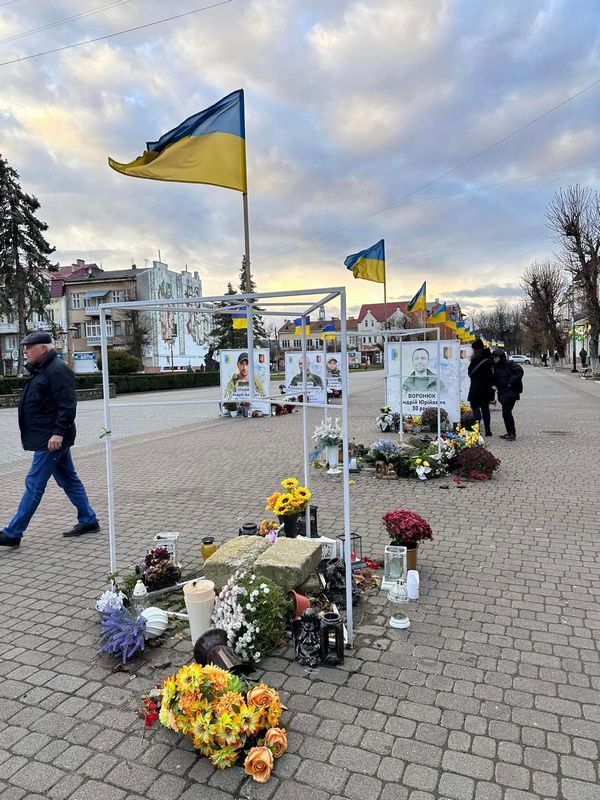 У Надвірній буревій наробив лиха: зірвані банери Героїв та повалені дерева 5