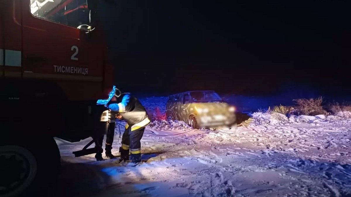 Два автомобіля, які застрягли через снігопад, витягали рятувальники Прикарпаття 1