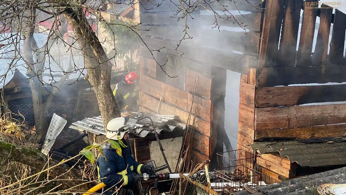 В Яремче загорівся будинок та будівля поруч