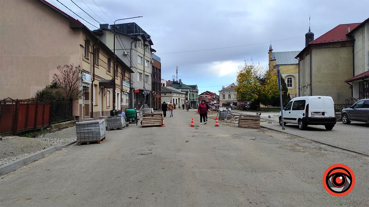 На невеличкій вул. Вільде в Коломиї завершують брукування за понад мільйон 5