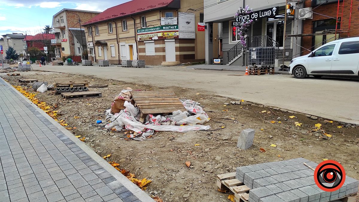 Тут звузили тротуар і планують облаштувати парковку