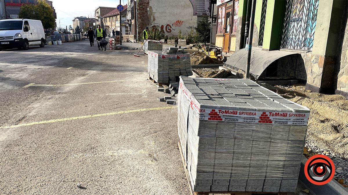 На невеличкій вул. Вільде в Коломиї завершують брукування за понад мільйон 8