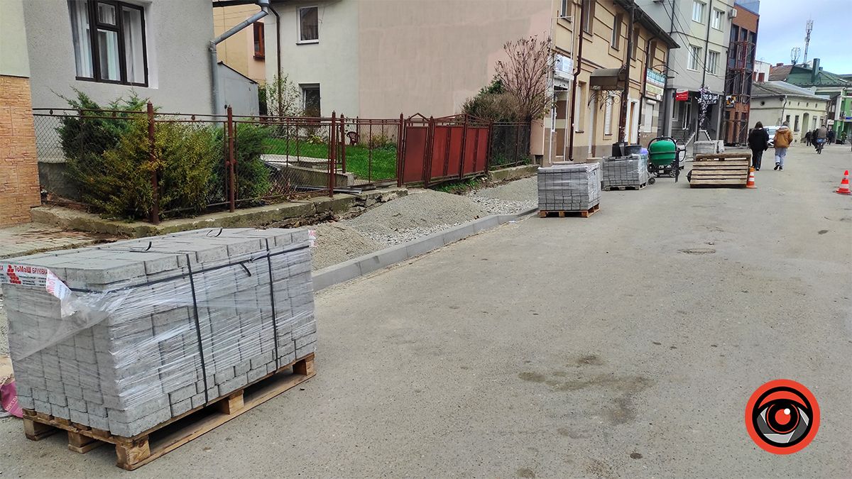 На невеличкій вул. Вільде в Коломиї завершують брукування за понад мільйон 6
