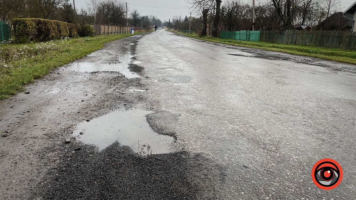 І по ремонту: на дорозі в П'ядиках "повилазили" старі-нові ями 4