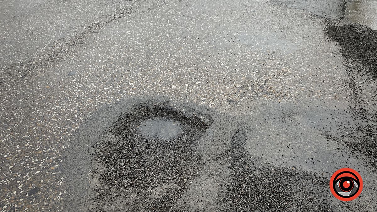 І по ремонту: на дорозі в П'ядиках "повилазили" старі-нові ями 2