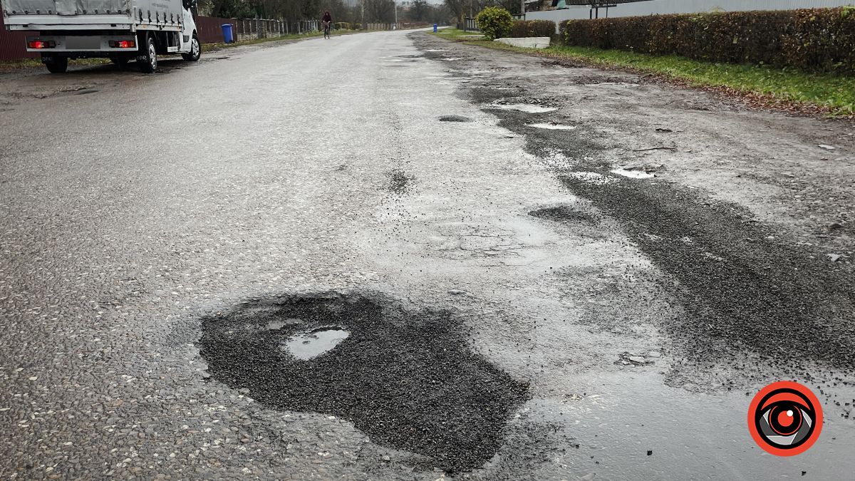 І по ремонту: на дорозі в П'ядиках "повилазили" старі-нові ями