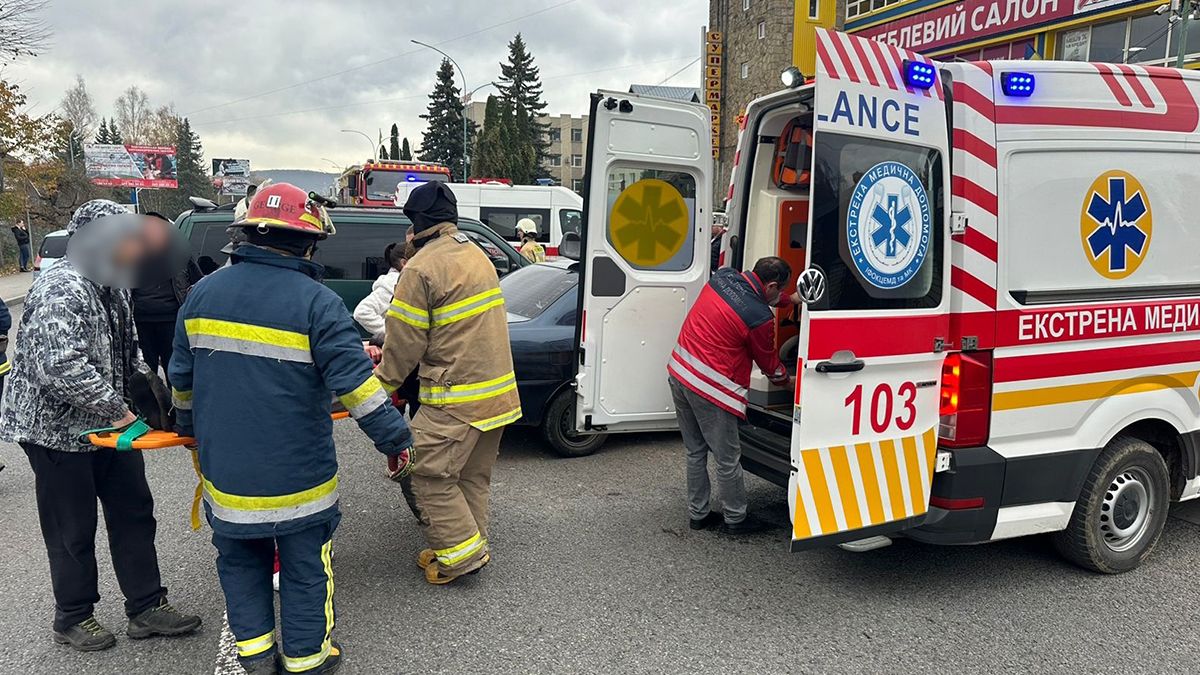У Надвірній зіткнулися два легковика: на місці працювали рятувальники