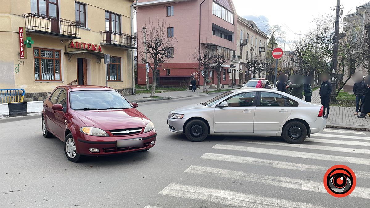 У Коломиї на вулиці Січових Стрільців зіткнулися дві автівки 2