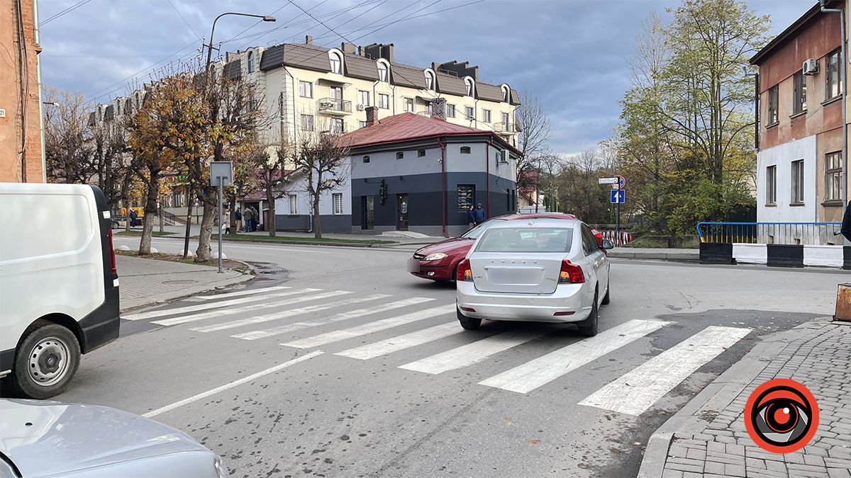 У Коломиї на вулиці Січових Стрільців зіткнулися дві автівки 3