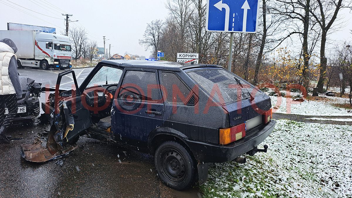 ДТП у Корничі: на кільці "Мазда" врізалась у "ВАЗ" 6