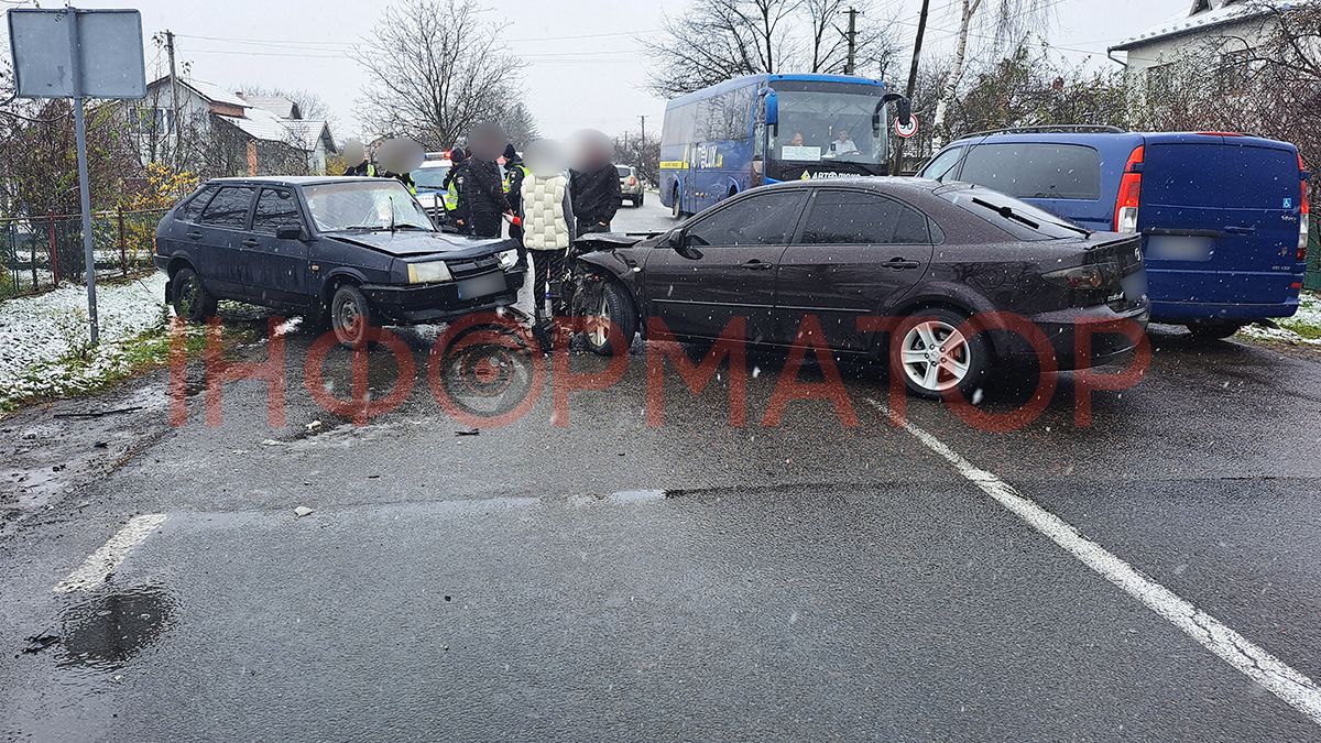 ДТП у Корничі: на кільці "Мазда" врізалась у "ВАЗ" 4