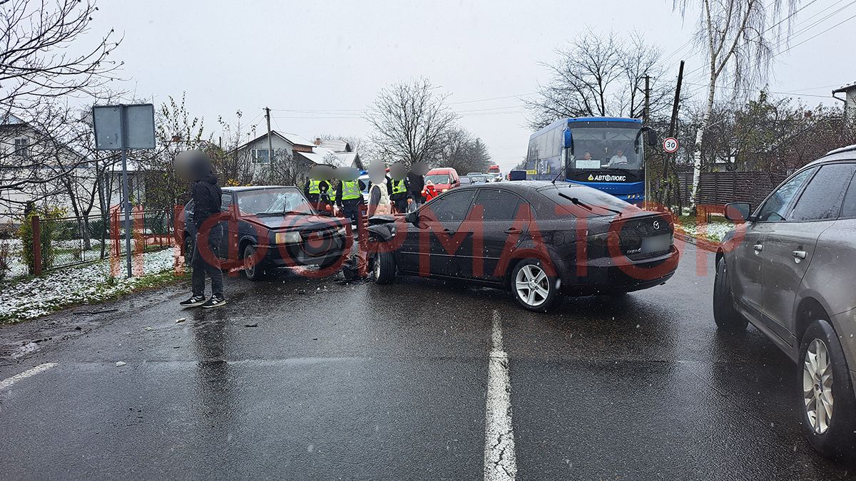 ДТП у Корничі: на кільці "Мазда" врізалась у "ВАЗ" 1