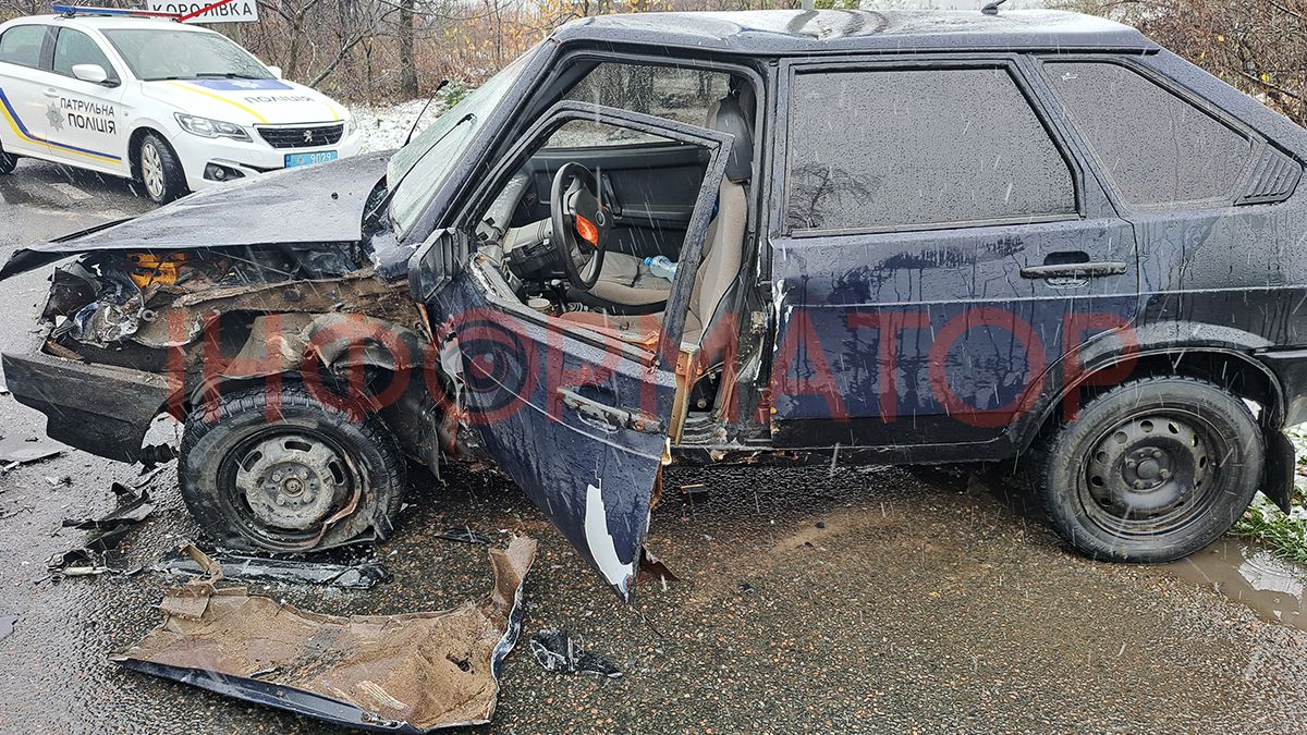 ДТП у Корничі: на кільці "Мазда" врізалась у "ВАЗ" 2