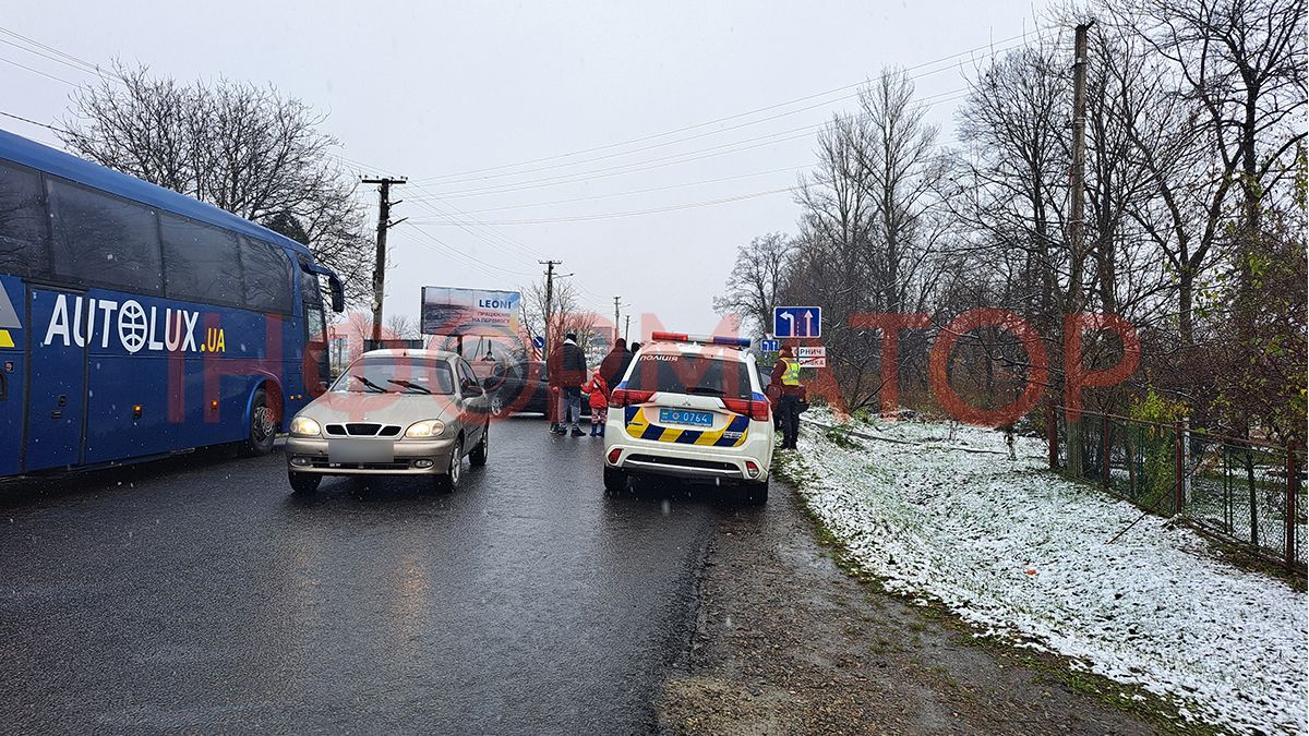 ДТП у Корничі: на кільці "Мазда" врізалась у "ВАЗ" 3