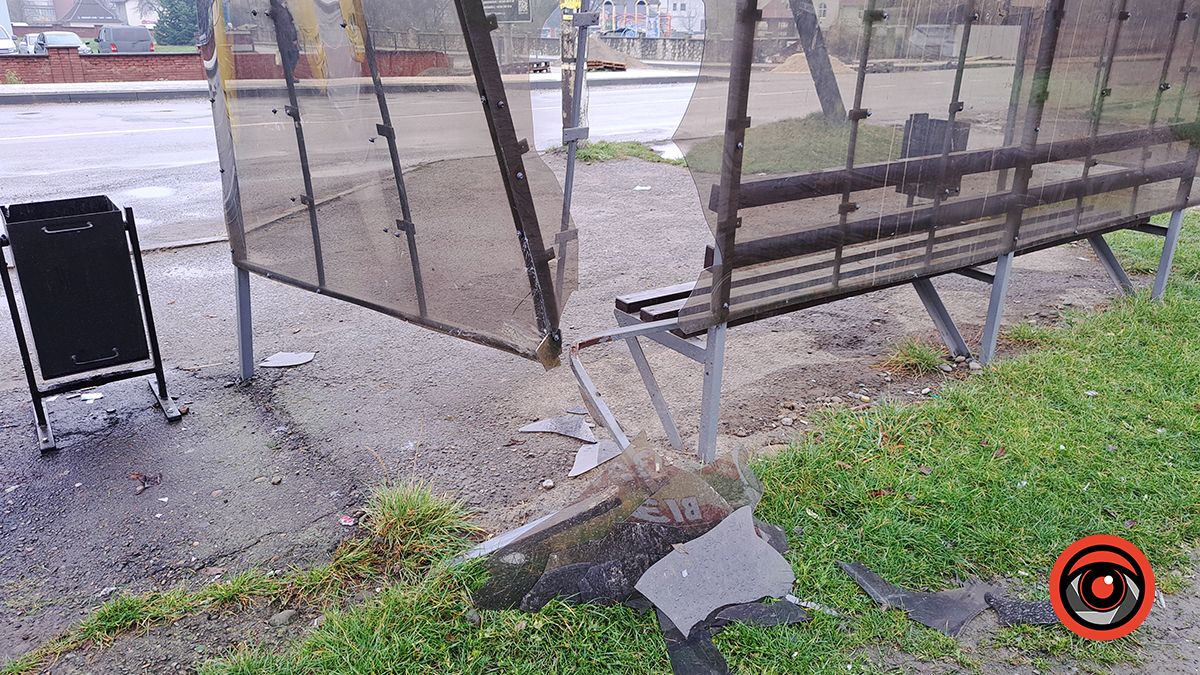 У Коломиї автомобіль протаранив зупинку 3