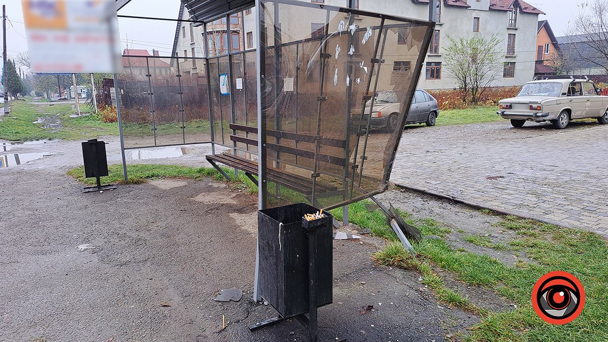 У Коломиї автомобіль протаранив зупинку 2