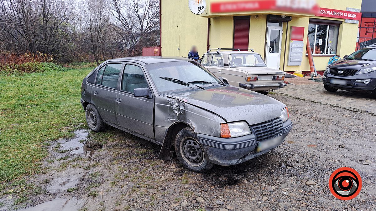 Поліція встановила водія, який розгатив зупинку в районі Гомону в Коломиї