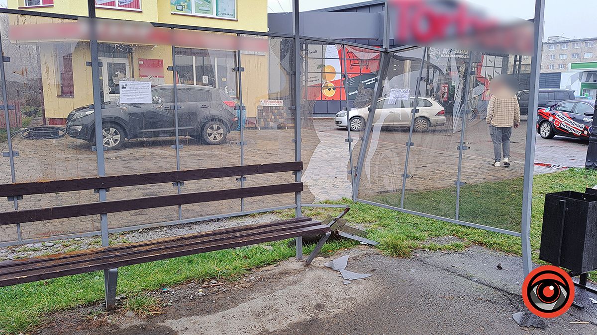 У Коломиї автомобіль протаранив зупинку 5