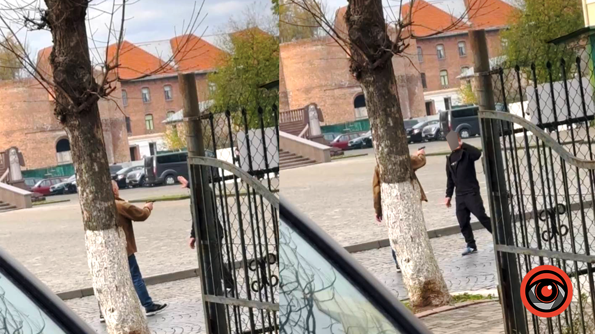 У центрі Коломиї невідомий чоловік направив пістолет на людину: відео (оновлюється)
