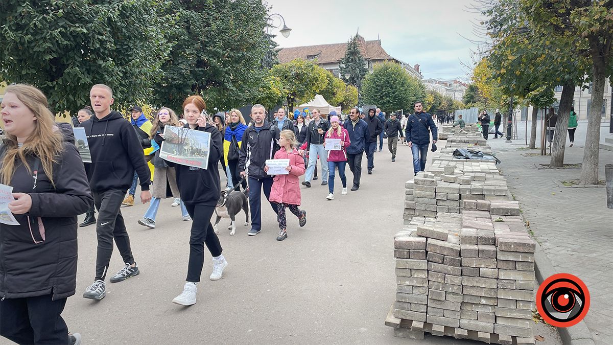 Бруківка чи життя: небайдужі коломияни пройшлися вулицями міста на підтримку ЗСУ 5
