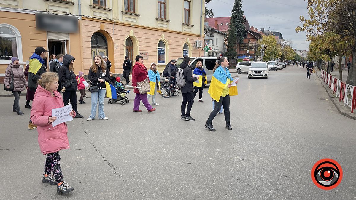 Бруківка чи життя: небайдужі коломияни пройшлися вулицями міста на підтримку ЗСУ 9