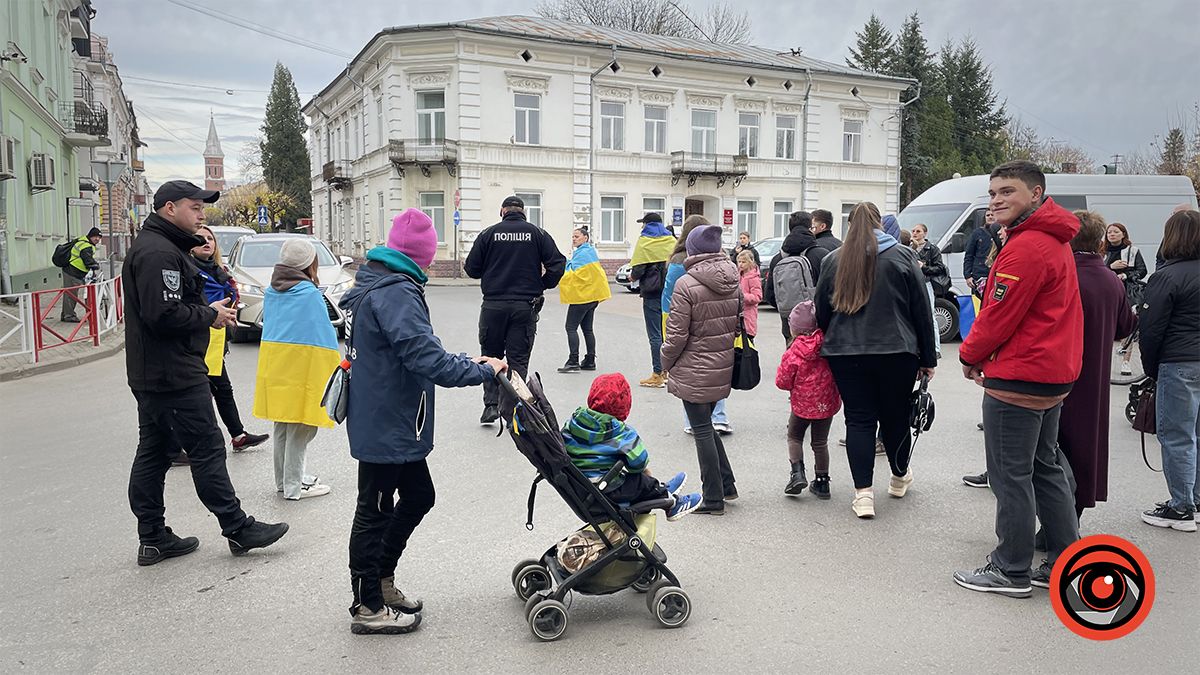 Бруківка чи життя: небайдужі коломияни пройшлися вулицями міста на підтримку ЗСУ 8