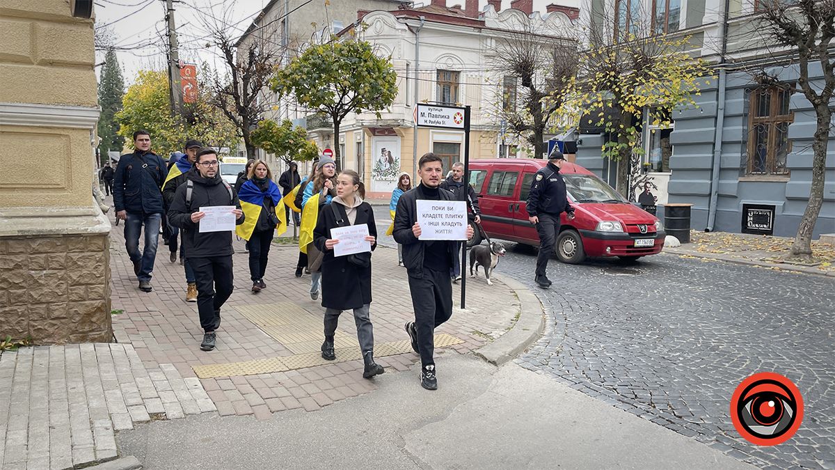 Бруківка чи життя: небайдужі коломияни пройшлися вулицями міста на підтримку ЗСУ 10