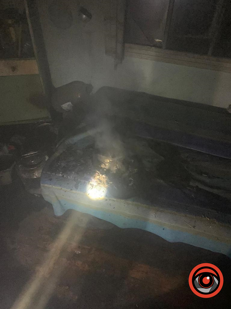 Необережні мешканці обійшлися купою диму і позбулися дивану.