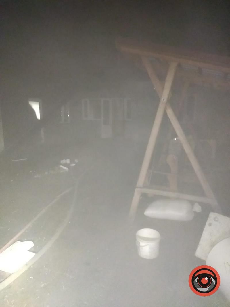 У селі Кулачківці, що на Коломийщині, вогонь повністю охопив будівлю 3