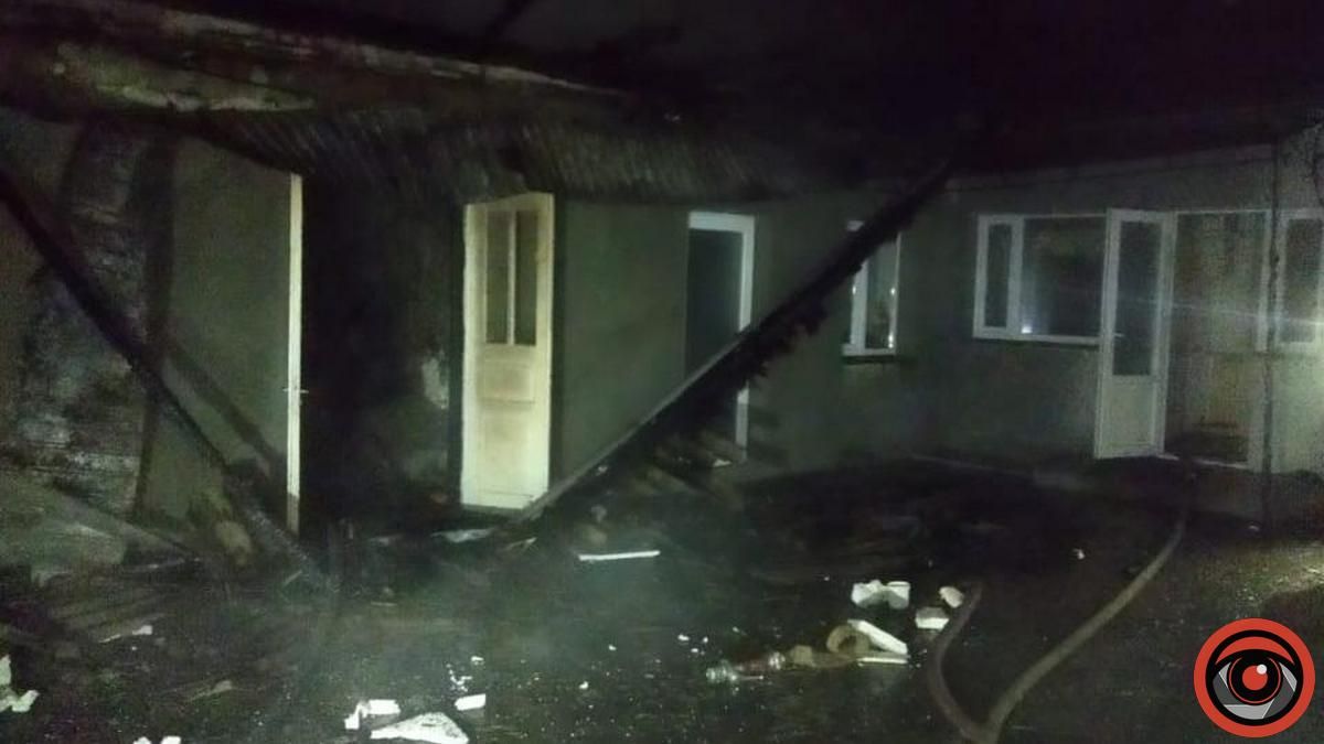 У селі Кулачківці, що на Коломийщині, вогонь повністю охопив будівлю 1