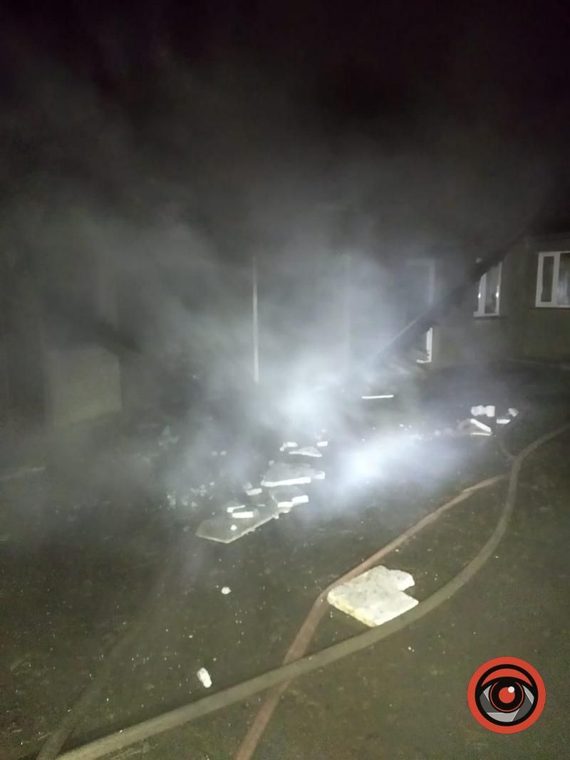 У селі Кулачківці, що на Коломийщині, вогонь повністю охопив будівлю 2