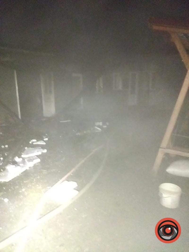 У селі Кулачківці, що на Коломийщині, вогонь повністю охопив будівлю 4