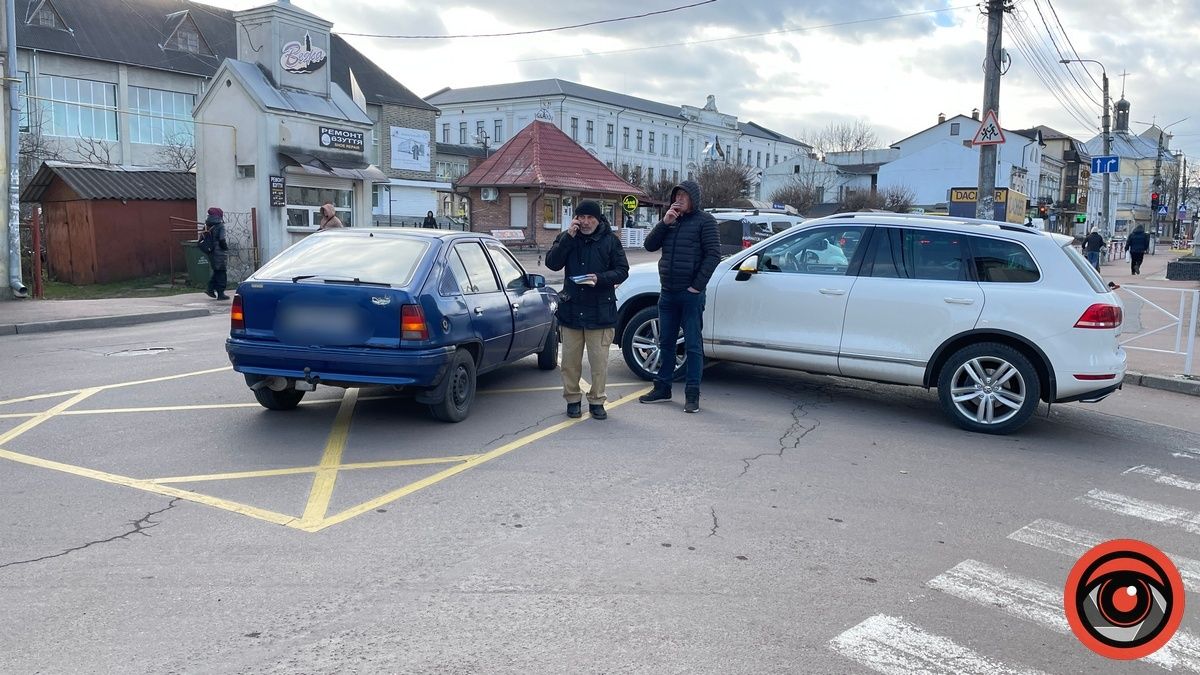 На розі вулиць у Коломиї зіткнулися авто, проїзд дещо ускладнений 1