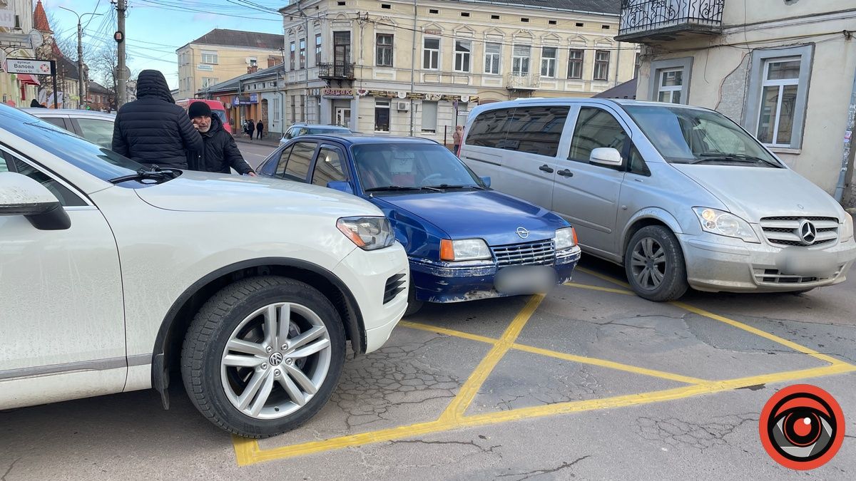 На розі вулиць у Коломиї зіткнулися авто, проїзд дещо ускладнений 2