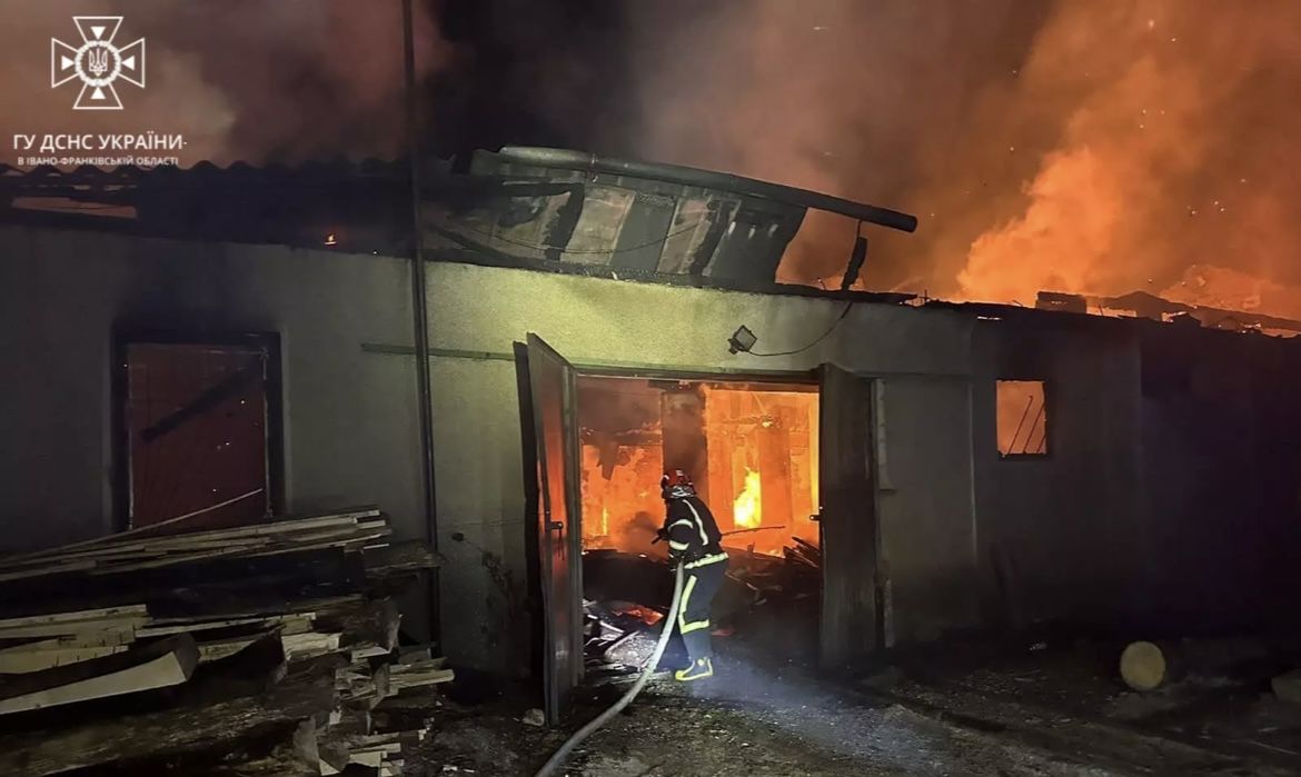 22 вогнеборці ліквідовували масштабну пожежу цеху в Ланчині 3