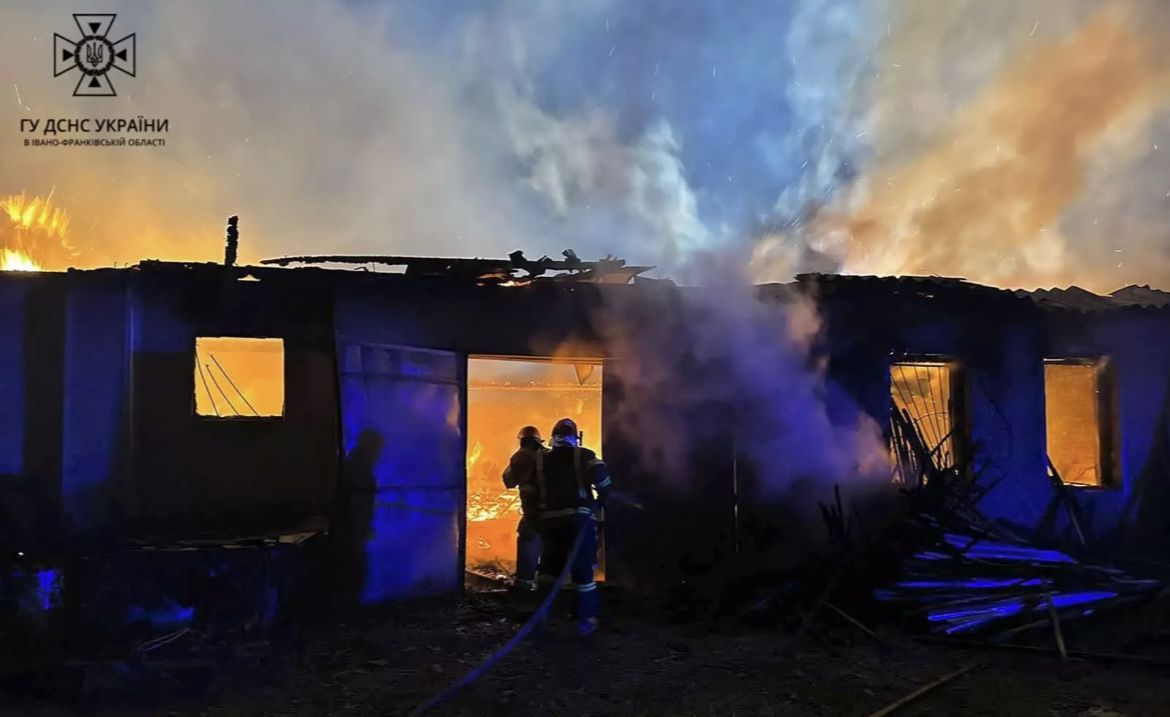 22 вогнеборці ліквідовували масштабну пожежу цеху в Ланчині 2