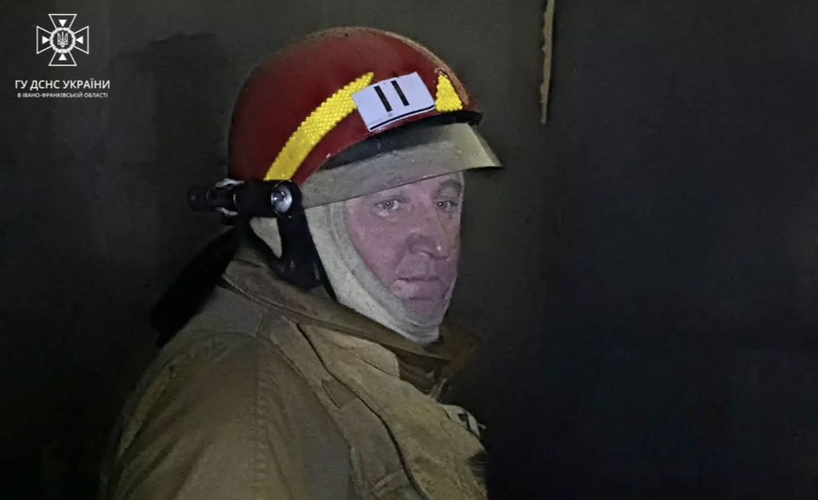 22 вогнеборці ліквідовували масштабну пожежу цеху в Ланчині 1