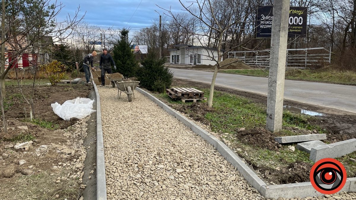 Наприкінці вулиці Петлюри дооблаштовують тротуар за майже 3 млн грн 2