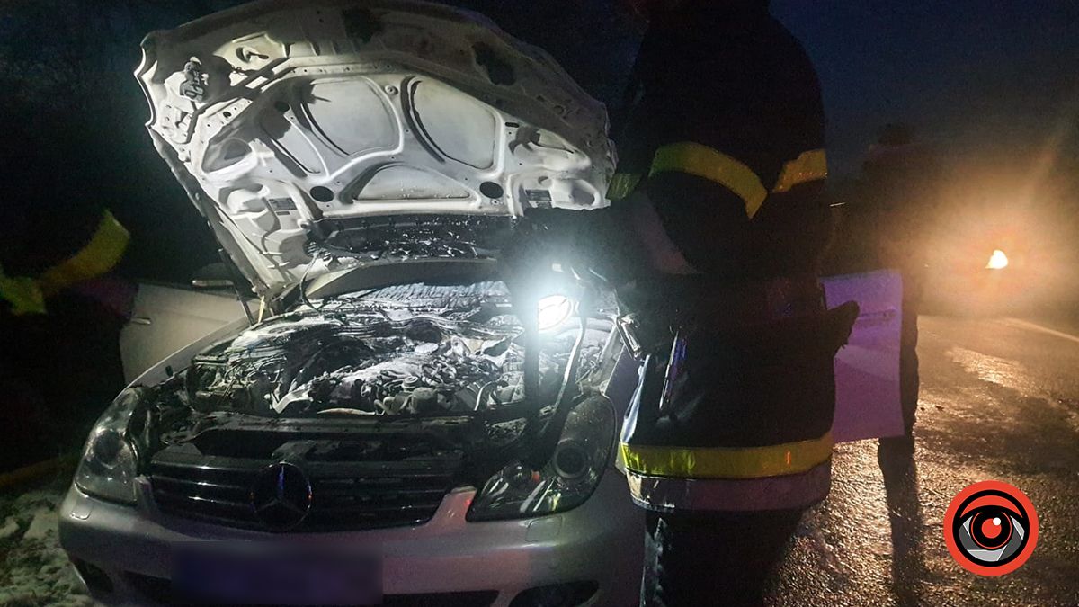 На Снятинщині посеред дороги загорівся автомобіль 3