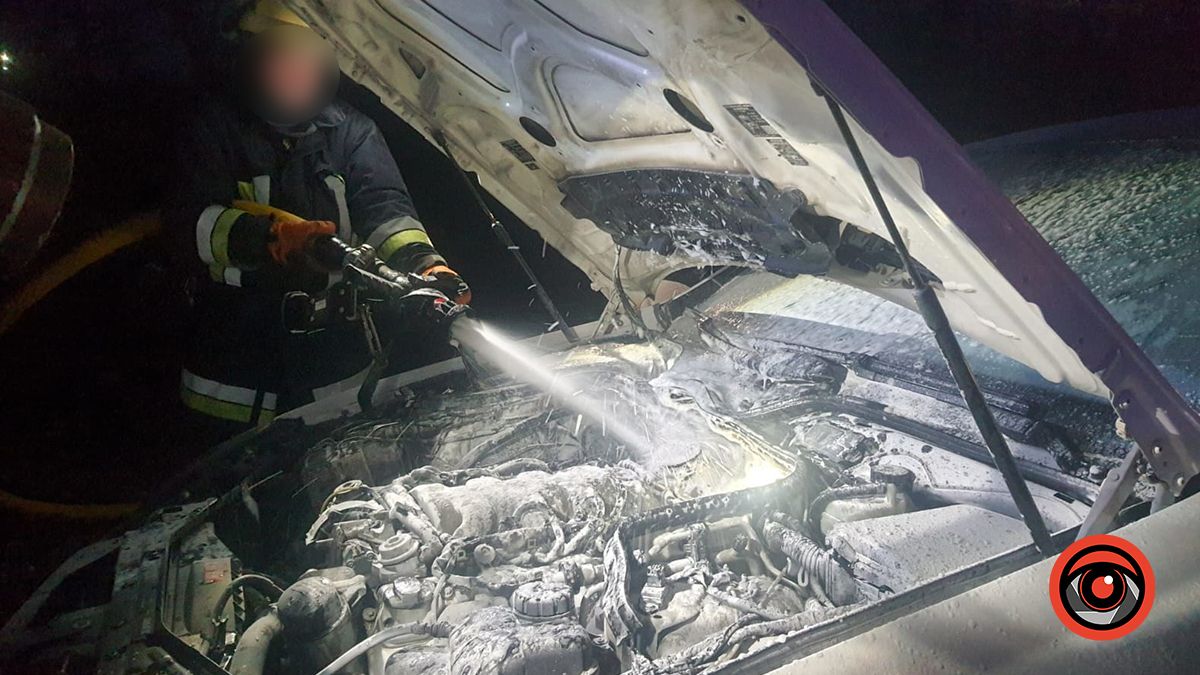 На Снятинщині посеред дороги загорівся автомобіль 2