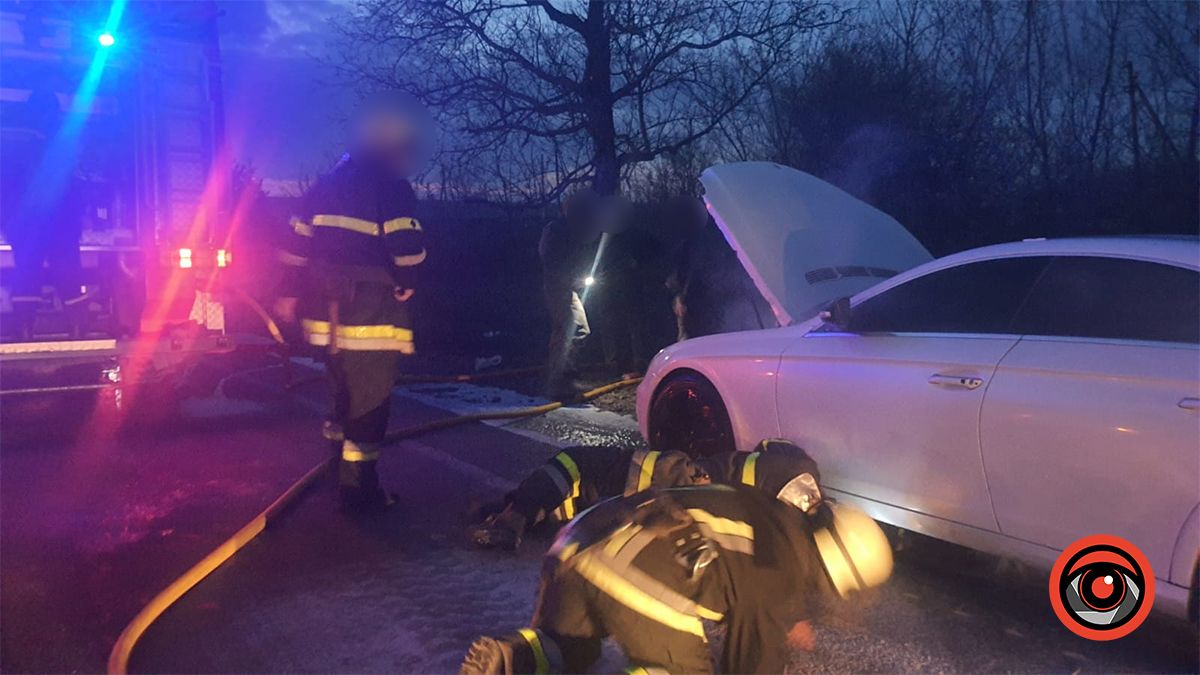 На Снятинщині посеред дороги загорівся автомобіль 1