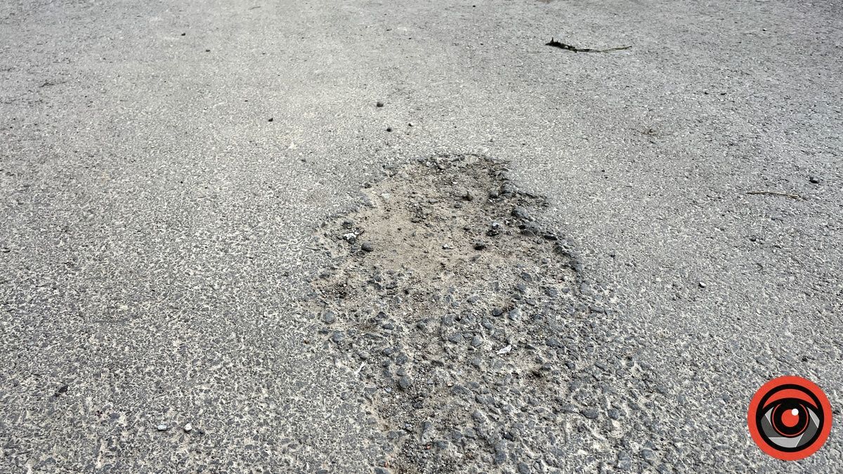 Ознаки руйнування на новому асфальті не вул. Коновальця, 19