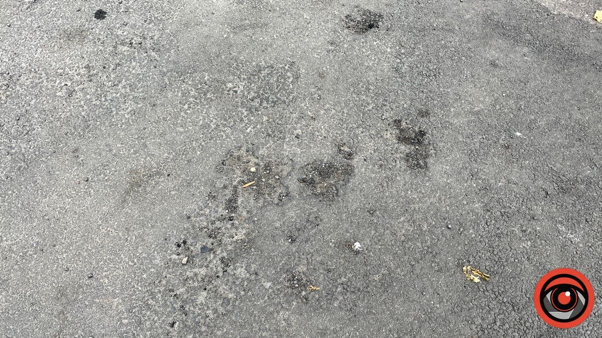 Ознаки руйнування на новому асфальті не вул. Коновальця, 19