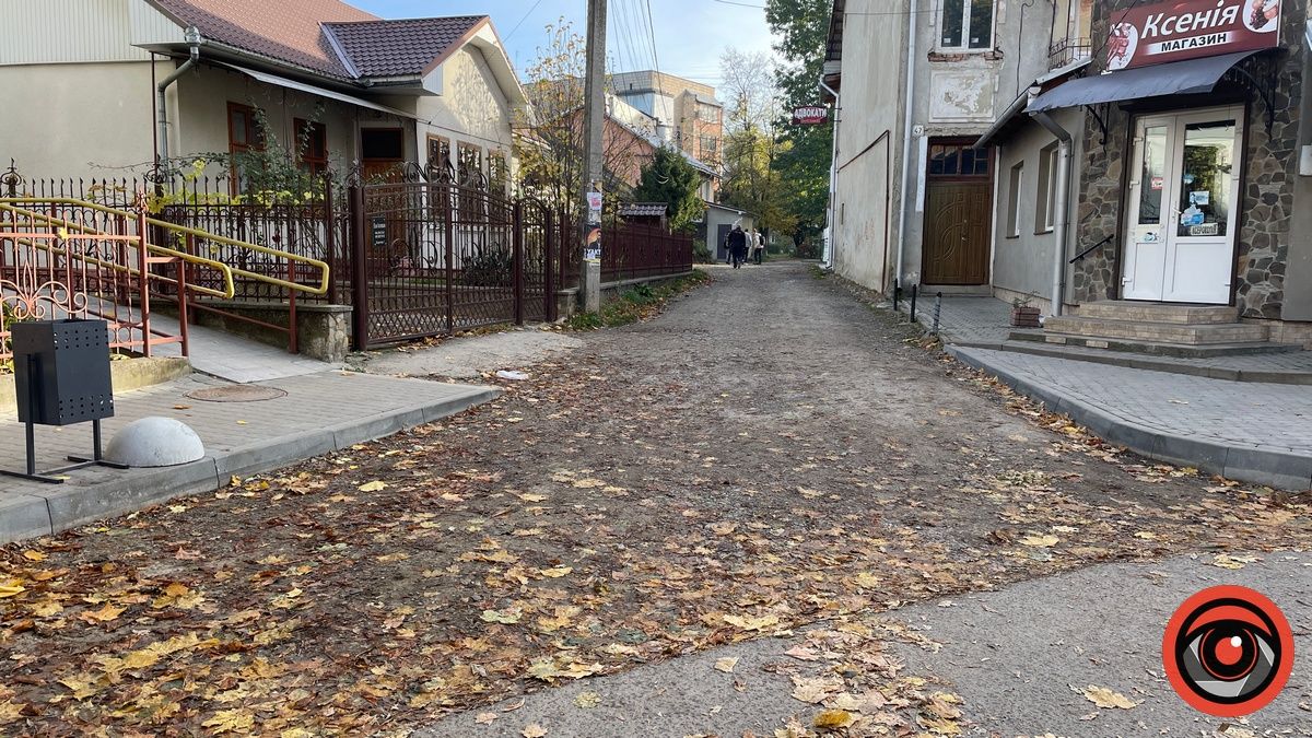 Зрештою кілька метрів асфальтування таки недотягнули. Захід у мікрорайон від вул. Валової виглядає так